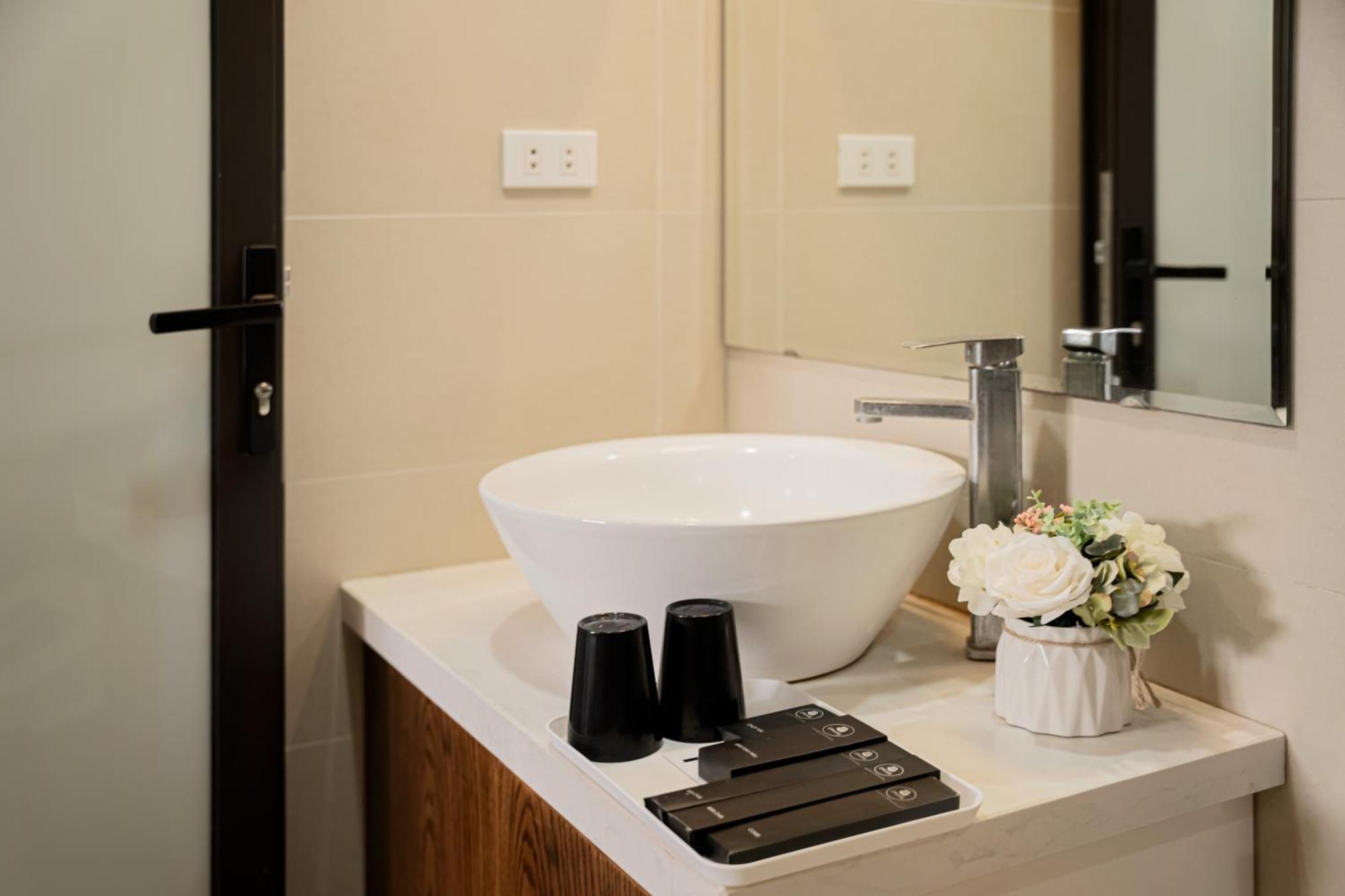 22Housing Hotel & Residence 60 Linh Lang Hanoi Exterior foto